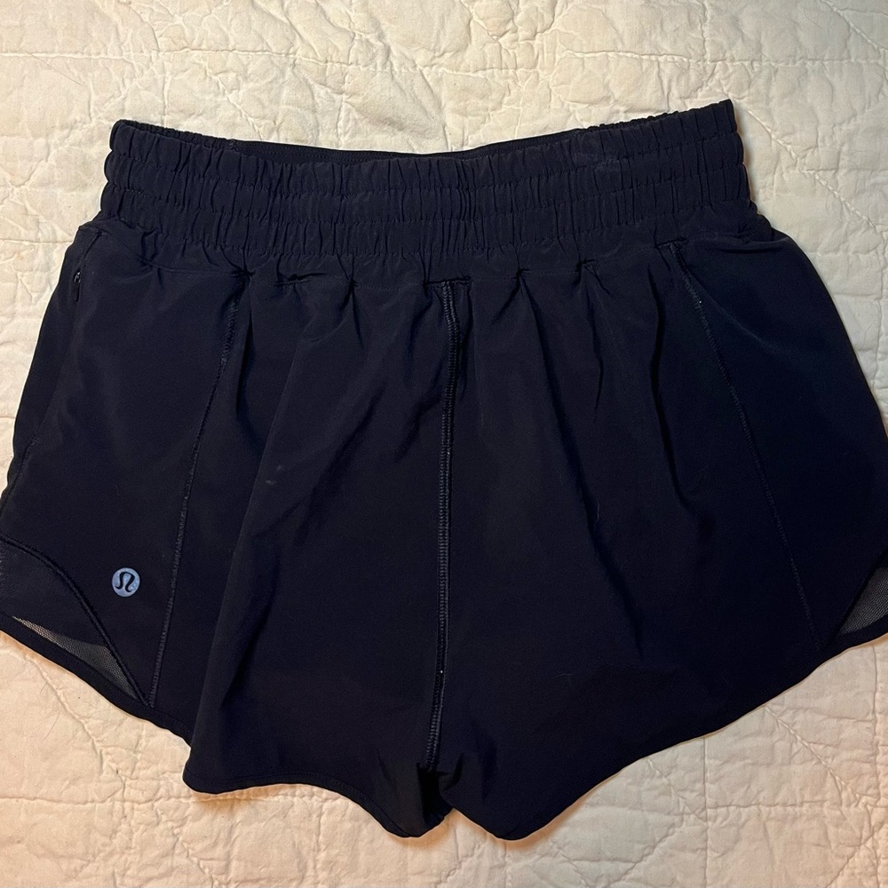 Lululemon Hotty Hot low rise Lined Short 2.5 inseam size 4, Black